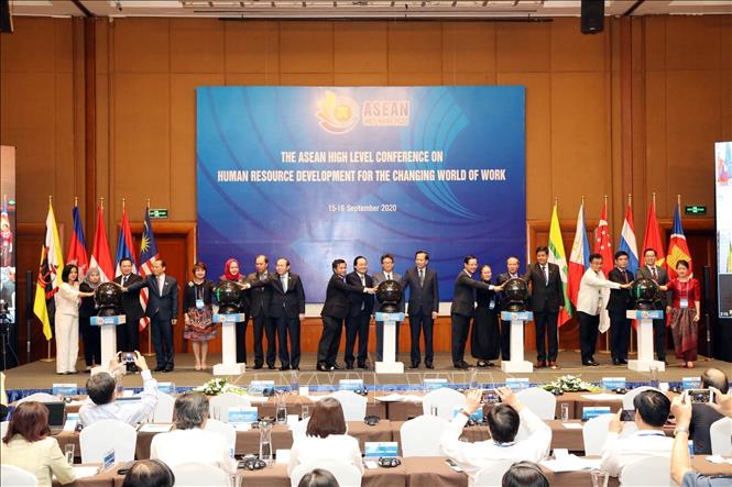 Photo: Delegates launch the ASEAN Technical and Vocational Education and Training (TVET) Council. VNA Photo: Anh Tuấn