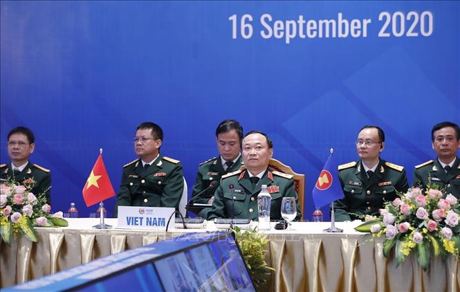 Photo: Lt. Gen. Thai Dai Ngoc, head of the Operations Department under the General Staff of the Vietnam People’s Army chais the meeting. VNA Photo: Dương Giang