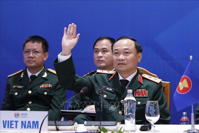 Photo: Lt. Gen. Thai Dai Ngoc, head of the Operations Department under the General Staff of the Vietnam People’s Army chais the meeting. VNA Photo: Dương Giang