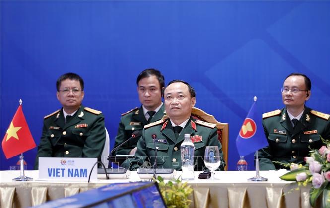 Photo: Lt. Gen. Thai Dai Ngoc, head of the Operations Department under the General Staff of the Vietnam People’s Army chais the meeting. VNA Photo: Dương Giang


