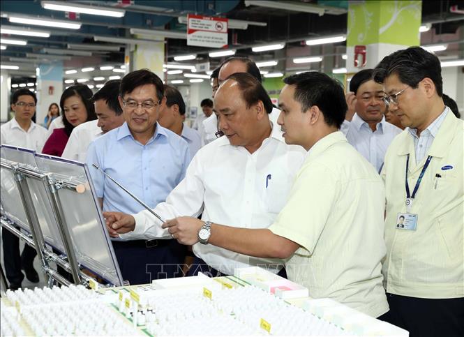 Trong ảnh: Thủ tướng Nguyễn Xuân Phúc đến thăm Công ty Samsung Electronics Việt Nam Thái Nguyên, tại thị xã Phổ Yên, tỉnh Thái Nguyên, ngày 26/7/2017. Ảnh: Thống Nhất-TTXVN