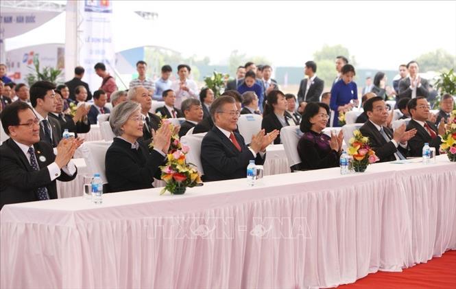 Trong ảnh: Tổng thống Hàn Quốc Moon Jae–in, Phó Chủ tịch nước Đặng Thị Ngọc Thịnh, Bộ trưởng Ngoại giao Hàn Quốc Kang Kyung-hwa dự lễ động thổ xây dựng Viện Khoa học Công nghệ Việt Nam - Hàn Quốc trong Khu Công nghệ cao Hòa Lạc, ngày 22/3/2018. Ảnh: Dương Giang - TTXVN