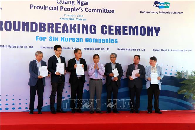 Trong ảnh: Ngày 22/8/2018, tại khu kinh tế Dung Quất, 6 doanh nghiệp Hàn Quốc chính thức làm lễ khởi công, động thổ; đồng thời đón nhận giấy phép chứng nhận của tỉnh Quảng Ngãi với tổng vốn đầu tư hơn 11 triệu USD, cung ứng các sản phẩm công nghiệp phụ trợ. Ảnh: Sỹ Thắng - TTXVN