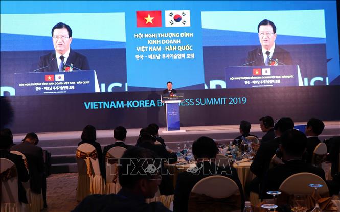 Trong ảnh: Hội nghị Thượng đỉnh Kinh doanh Việt Nam – Hàn Quốc diễn ra ngày 9/11/2019, tại Khu phức hợp Thaco Chu Lai, huyện Núi Thành, tỉnh Quảng Nam. Đây là lần đầu tiên Phòng Thương mại và Công nghiệp Việt Nam (VCCI) phối hợp với Hội Liên hiệp Doanh nghiệp Hàn Quốc Nam Á và Đông Nam Á, Cơ quan Xúc tiến Thương mại Đầu tư Hàn Quốc và UBND tỉnh Quảng Nam tổ chức sự kiện này, nhằm thỏa thuận các chính sách, định hướng hợp tác giữa hai nước trong các lĩnh vực khởi nghiệp sáng tạo và công nghệ. Phó Thủ tướng Trịnh Đình Dũng đến dự và phát biểu. Ảnh: Trần Tĩnh - TTXVN