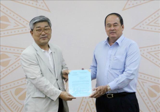 Trong ảnh: Ngày 26/11/2019, Chủ tịch UBND tỉnh An Giang Nguyễn Thanh Bình làm việc với Hiệp hội xúc tiến đầu tư Khu công nghiệp Hàn Quốc về việc đầu tư khu công nghiệp thông minh trên địa bàn và trao chứng nhận chủ trương đầu tư với tổng số vốn đầu tư dự kiến gần 900 triệu USD cho ông Oh Se-young, người đại diện Khu công nghiệp Smart Hàn Quốc. Ảnh: Công Mạo - TTXVN