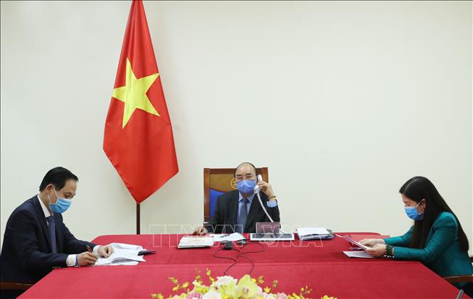 Trong ảnh: Chiều 3/4/2020, tại Trụ sở Chính phủ, Thủ tướng Nguyễn Xuân Phúc điện đàm với Tổng thống Hàn Quốc Moon Jae-in về tình hình phòng, chống dịch COVID -19. Ảnh: Thống Nhất – TTXVN