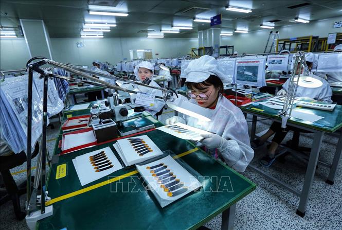 Trong ảnh: Sản xuất linh kiện điện tử tại Công ty TNHH Synopex Vina 2, vốn đầu tư của Hàn Quốc tại Bắc Ninh. Ảnh: Danh Lam - TTXVN