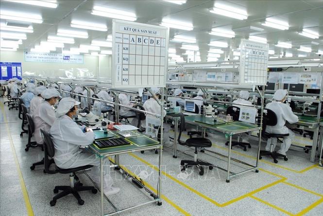 Trong ảnh: Sản xuất linh kiện điện tử tại Công ty TNHH Doosung Tech Viet Nam (100% vốn đầu tư của Hàn Quốc), ở Khu công nghiệp Lương Sơn (Hòa Bình). Ảnh: Danh Lam – TTXVN