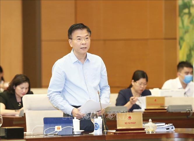 Trong ảnh: Bộ trưởng Bộ Tư pháp Lê Thành Long trình bày báo cáo (tóm tắt). Ảnh: Doãn Tấn - TTXVN