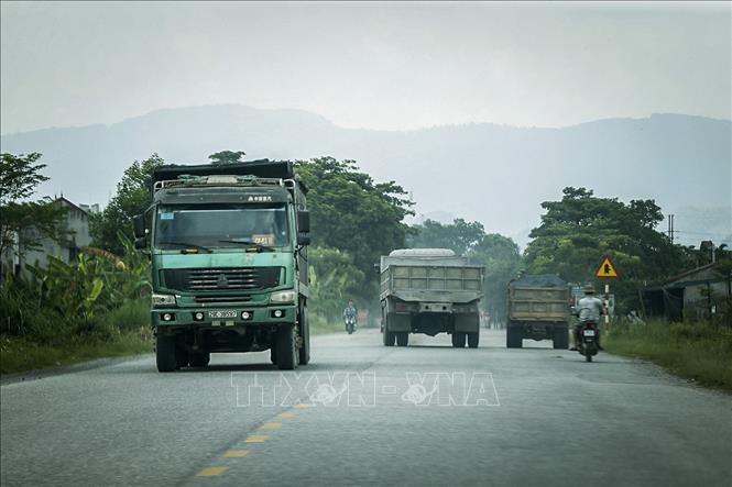 Trong ảnh: Các phương tiện trọng tải lớn tham gia giao thông thường xuyên vượt, lấn làn gây mất an toàn cho người tham gia giao thông là xe máy và xe thô sơ. Ảnh: Trọng Đạt - TTXVN