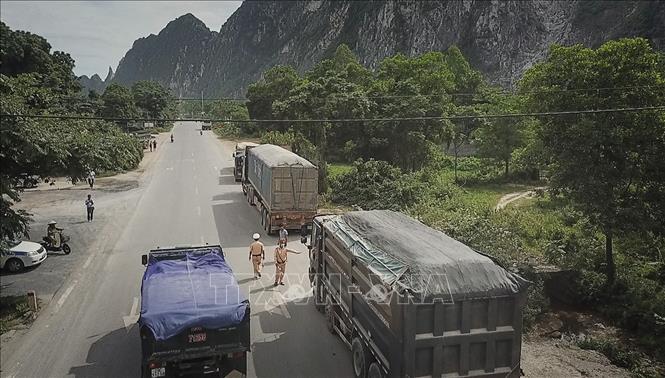 Trong ảnh: Hàng ngày rất nhiều các phương tiện vận tải vi phạm quy định về an toàn giao thông bị lực lượng CSGT tỉnh Hòa Bình xử lý. Ảnh: Trọng Đạt - TTXVN