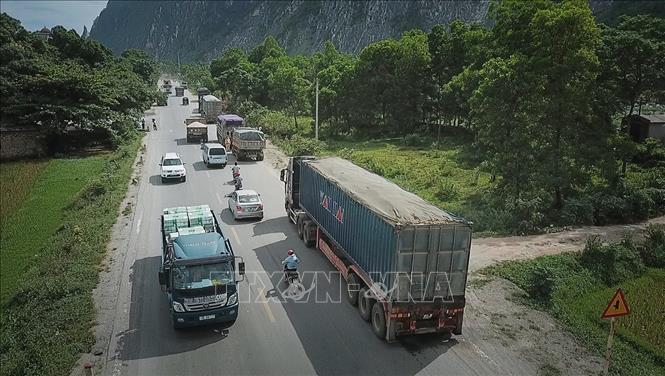 Trong ảnh: Các phương tiện vận tải vi phạm quy định về an toàn giao thông bị lực lượng CSGT tỉnh Hòa Bình xử lý. Ảnh: Trọng Đạt - TTXVN 