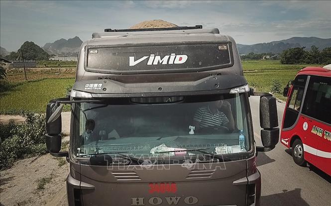 Trong ảnh: Một xe vi phạm  bị tổ công tác dừng lưu thông để kiểm tra thì lái xe cố thủ trên xe không hợp tác và ngồi hàng giờ trong cabin gọi điện thoại trợ giúp. Ảnh: Trọng Đạt - TTXVN