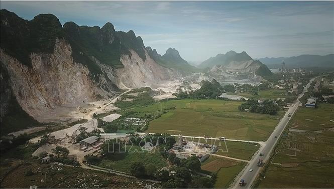 Trong ảnh: Trên tuyến đường Hồ Chí Minh đoạn qua địa bàn huyên Lương Sơn có khoảng hơn 20 mỏ đá đang gây ra các hệ lụy nghiêm trọng về ô nhiễm môi trường và mất an toàn về giao thông. Ảnh: Trọng Đạt - TTXVN
