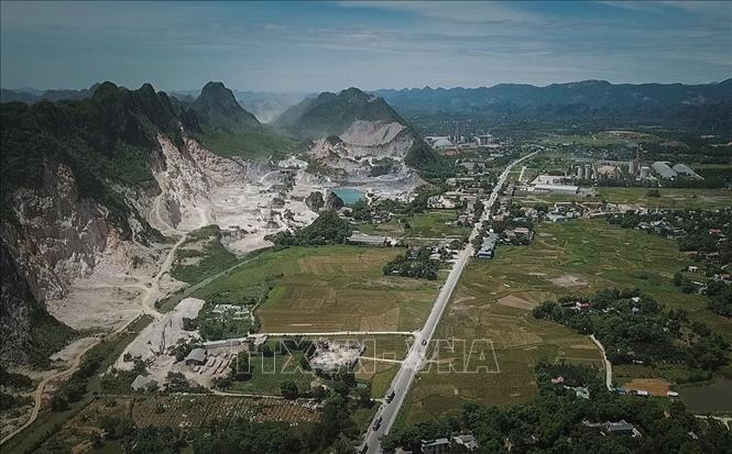 Trong ảnh: Hình ảnh núi đá bị khai thác nham nhở trên tuyến đường Hồ Chí Minh đoạn qua địa bàn huyên Lương Sơn, nơi đây có khoảng hơn 20 mỏ đá đang được các doanh nghiệp khai thác và vận chuyển đi tiêu thụ. Ảnh: Trọng Đạt - TTXVN