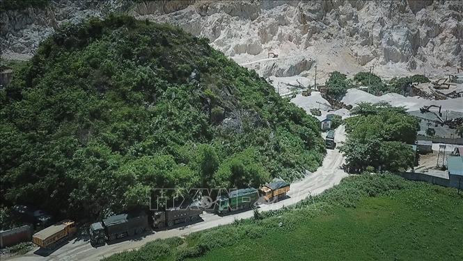 Trong ảnh: Khi biết chốt kiểm tra của lực lượng CSGT tỉnh Hòa Bình Làm nhiệm vụ thì hầu như toàn bộ xe vận tải của các mỏ sẽ 