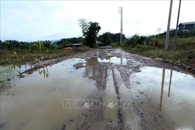 Trong ảnh: Sau mỗi trận mưa, nước đọng lại trên mặt đường thành những vũng nước to, gây khó khăn cho việc đi lại của người dân. Ảnh: Phan Tuấn Anh - TTXVN