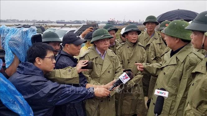 Trong ảnh: Phó Thủ tướng Chính phủ Trịnh Đình Dũng kiểm tra công tác chuẩn bị ứng phó với bão số 5 tại khu cảng cá Thuận An, huyện Phú Vang, tỉnh Thừa Thiên - Huế. Ảnh: Đỗ Trưởng-TTXVN