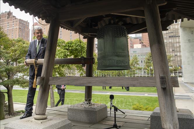 Trong ảnh: Chủ tịch Đại hội đồng Liên hợp quốc khóa 75 Volkan Bozkir thỉnh chuông tại buổi lễ. Ảnh: Hữu Thanh-TTXVN