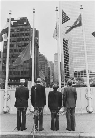 Trong ảnh: Lễ kéo cờ Việt Nam tại trụ sở Liên hợp quốc ngày 20/9/1977, đánh dấu sự kiện Việt Nam chính thức là thành viên của tổ chức lớn nhất hành tinh này. Ảnh: Tư liệu TTXVN