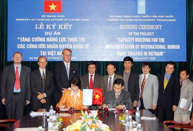 Trong ảnh: Ngày 20/3/2008, tại Hà Nội, Bộ Ngoại giao và Chương trình Phát triển của LHQ (UNDP) đã ký dự án “Tăng cường năng lực thực thi các công ước nhân quyền quốc tế tại Việt Nam”. Ảnh: Nhan Sáng – TTXVN