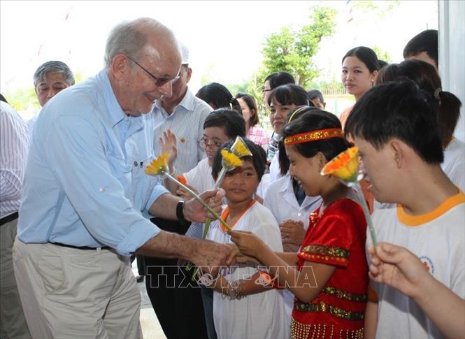 43 năm qua, sự hỗ trợ quý báu của các tổ chức LHQ đã góp phần giúp Việt Nam giải quyết hậu quả nặng nề của chiến tranh, khôi phục sản xuất, phát triển kinh tế, xã hội. Trong ảnh: Ông Anthony Lake, Giám đốc điều hành Quỹ Nhi đồng Liên hợp quốc (UNICEF) thăm Trung tâm bảo trợ nạn nhân da cam và trẻ bất hạnh thành phố Đà Nẵng (30/5/2013). Ảnh: Trần Lê Lâm – TTXVN