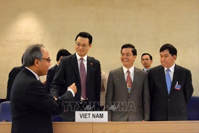 Trong ảnh: Đoàn Việt Nam gặp gỡ các đại biểu tham dự Phiên họp thứ 18 của Nhóm làm việc về Cơ chế Rà soát Định kỳ Phổ quát (UPR) của Hội đồng Nhân quyền Liên hợp quốc, diễn ra từ ngày 27/1 - 7/2/2014 tại Geneva (Thụy Sĩ). Ảnh: Tố Uyên - TTXVN