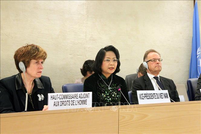 Được tín nhiệm bầu vào Hội đồng Nhân quyền (nhiệm kỳ 2014 - 2016), Việt Nam đã tham gia tích cực vào các nỗ lực thúc đẩy quyền con người trên thế giới, đã đề xuất và được thông qua Nghị quyết về tác động của biến đổi khí hậu với quyền trẻ em, đưa ra và tham gia nhiều sáng kiến. Trong ảnh: Phó Chủ tịch nước Đặng Thị Ngọc Thịnh phát biểu tại Khóa họp thứ 32 Hội đồng Nhân quyền Liên hợp quốc, ngày 13/6/2016, tại trụ sở LHQ ở Geneva (Thụy Sĩ). Ảnh: Quang Hải – TTXVN
