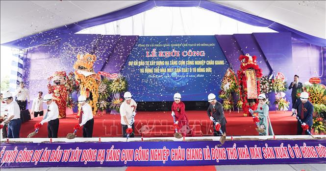 Trong ảnh: Các đại biểu thực hiện nghi lễ khởi công dự án. Ảnh: Thanh Tuấn-TTXVN
