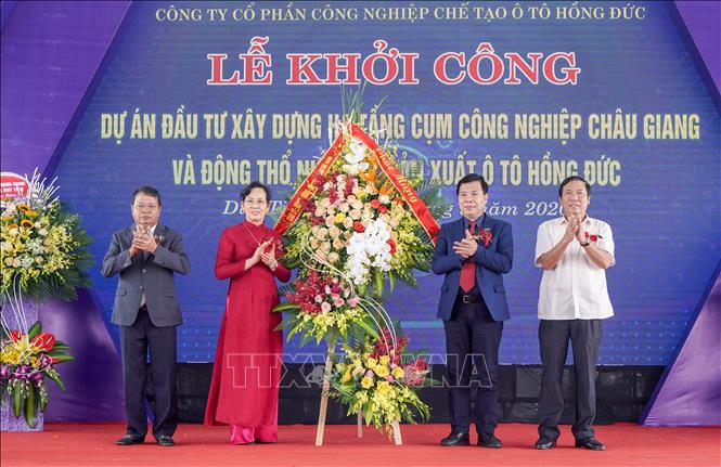 Trong ảnh: Lãnh đạo tỉnh Hà Nam tặng hoa chúc mừng tại lễ khởi công dự án. Ảnh: Thanh Tuấn-TTXVN
