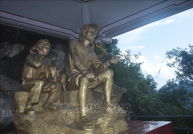 Trong ảnh: Tượng đài Bác Hồ ngồi quan sát, chỉ huy Chiến dịch Biên giới năm 1950 tại núi Báo Đông, xã Đức Long, huyện Thạch An, tỉnh Cao Bằng. Ảnh: Chu Hiệu - TTXVN