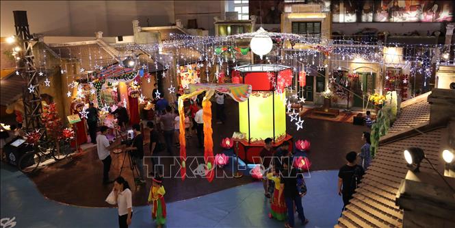 Trong ảnh: Không gian trưng bày với chủ đề “Lung linh trăng rằm”. Ảnh: Thanh Tùng - TTXVN