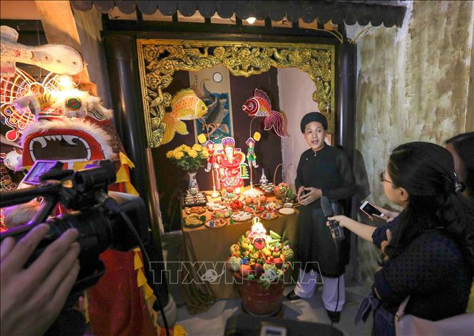 Trong ảnh: Mâm cỗ trung thu xưa được giới thiệu trong chương trình. Ảnh: Thanh Tùng - TTXVN 