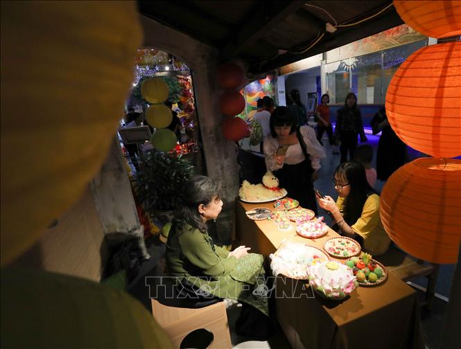 Trong ảnh: Khám phá nghệ thuật tỉa hoa quả, làm hoa quả bằng bột và con giống Đồng Xuân. Ảnh: Thanh Tùng - TTXVN