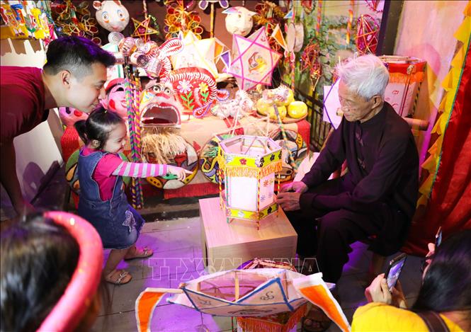 Trong ảnh: Khám phá nghệ thuật làm đèn Trung thu truyền thống. Ảnh: Thanh Tùng - TTXVN