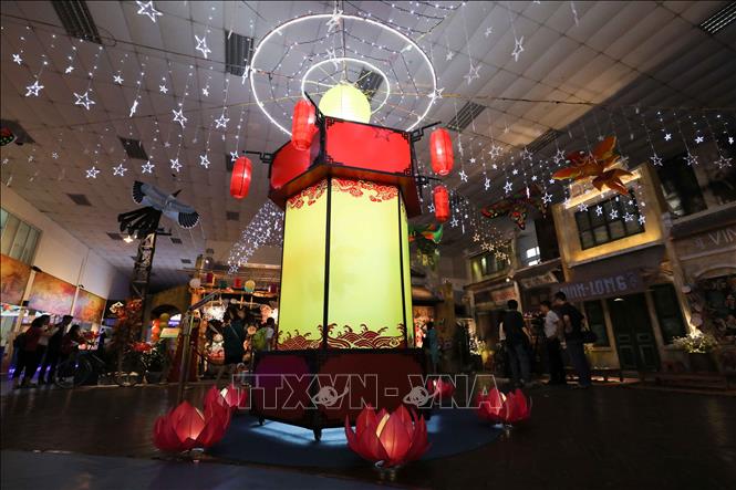 Trong ảnh: Đèn kéo quân kích thước lớn được trưng bày. Ảnh: Thanh Tùng - TTXVN