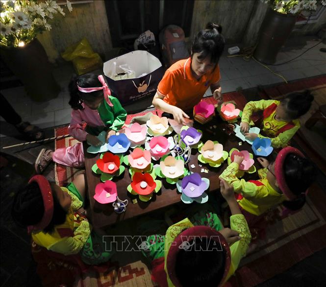 Trong ảnh: Các em nhỏ được tham gia làm đồ chơi truyền thống với các loại đèn trung thu khác nhau. Ảnh: Thanh Tùng - TTXVN
