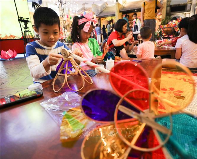 Trong ảnh: Các em nhỏ được tham gia làm đồ chơi truyền thống với các loại đèn trung thu khác nhau. Ảnh: Thanh Tùng - TTXVN