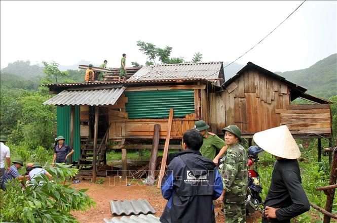 Photo: Soldiers help to repair local houses in the central province of Quang Binh after the storm. VNA Photo: Văn Tý
