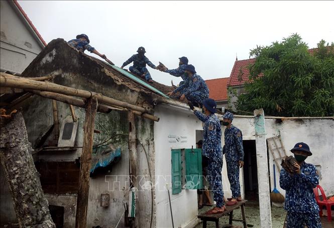 Photo: Soldiers help to repair local houses in the central province of Ha Tinh after the storm. VNA Photo