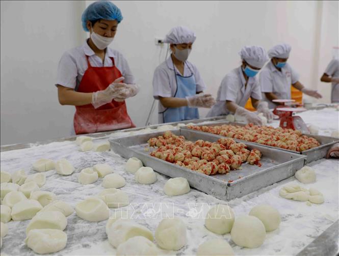 Trong ảnh: Sản xuất bánh dẻo theo phương thức truyền thống tại nhà máy của Công ty. Ảnh: Vũ Sinh - TTXVN