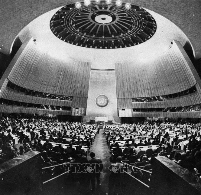 Trong ảnh: Phiên khai mạc Kỳ họp thứ 32 Đại hội đồng Liên hợp quốc tại New York (Mỹ) ngày 20/9/1977 thông qua Nghị quyết công nhận Việt Nam là thành viên của Liên hợp quốc. Ảnh: Tư liệu TTXVN