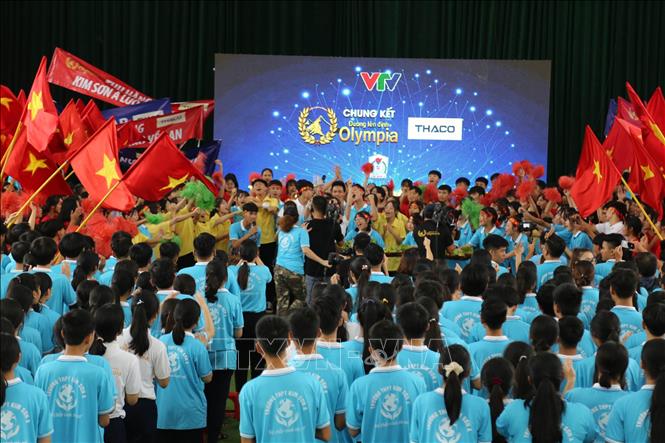 Trong ảnh: Thầy  trò trường THPT Kim Sơn A và người dân cổ vũ em Nguyễn Thị Thu Hằng tại điểm cầu trường THPT Kim Sơn A. Ảnh: Hải Yến-TTXVN.