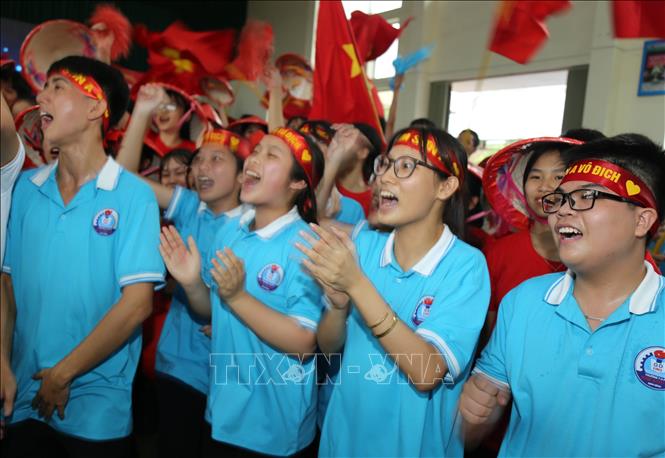 Trong ảnh: Thầy  trò trường THPT Kim Sơn A và người dân cổ vũ em Nguyễn Thị Thu Hằng tại điểm cầu trường THPT Kim Sơn A. Ảnh: Hải Yến-TTXVN.