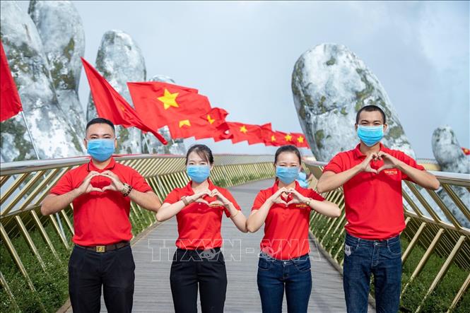 Trong ảnh: Nhân viên khu du lịch Bà Nà Hills đã sẵn sàng phục vụ du khách sau dịch.  Ảnh: TTXVN phát