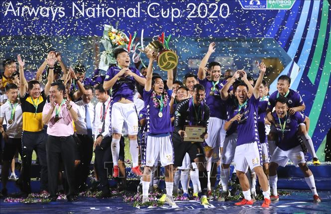 Trong ảnh: Các cầu thủ Hà Nội FC ôm Cúp ăn mừng bảo vệ thành công chức vô địch Cúp Quốc gia 2020. Ảnh: Thành Đạt - TTXVN