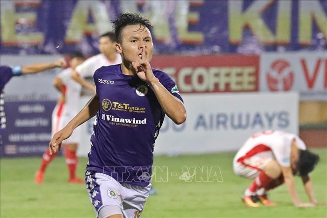 Trong ảnh: Cầu thủ Nguyễn Quang Hải (CLB Hà Nội) ghi bàn thắng ấn định chiến thắng 2-1 trước câu lạc bộ Viettel. Ảnh: Minh Quyết - TTXVN