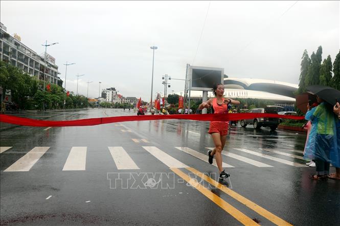 Photo: An amateur athlete crossing the finish line. VNA Photo: Đức Hiếu