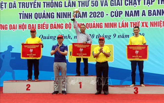 Photo: Awarding the first, second and third prizes to amateur athletes at the event. VNA Photo: Đức Hiếu