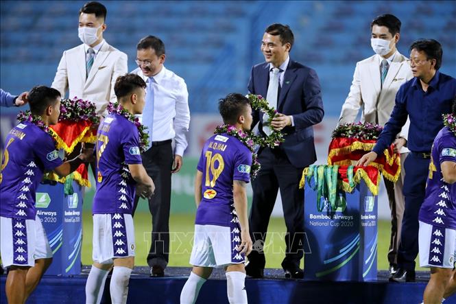 Trong ảnh: Quang Hải cùng cầu thủ Hà Nội lên bục nhận Huy chương Vàng vô địch Cúp Quốc gia 2020. Ảnh : Thành Đạt - TTXVN